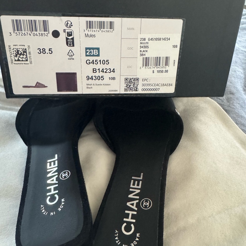 CHANEL Black Flats Minimalist Design - Picture 3 of 5